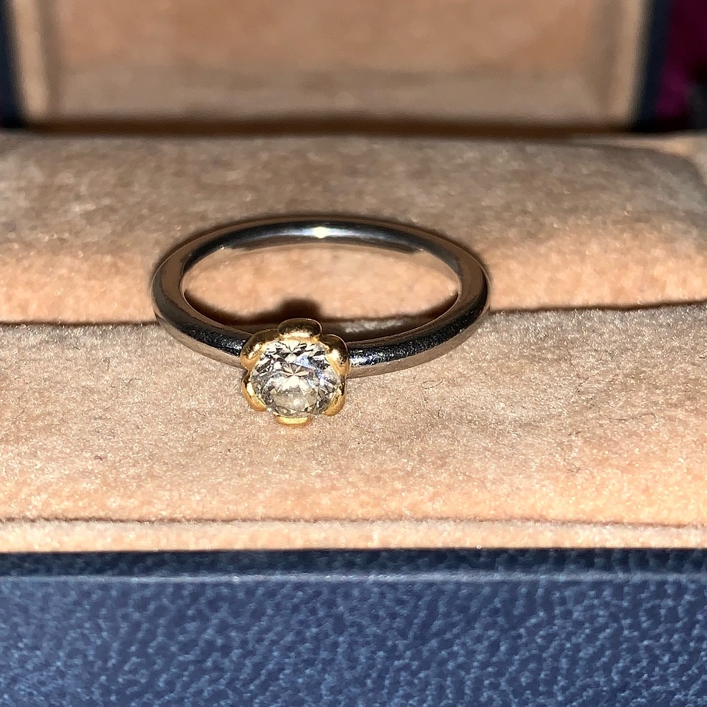 ππ¦PLATINUM, 18kt & DIAMOND SOLITAIRE RING. - Picture 5 of 8